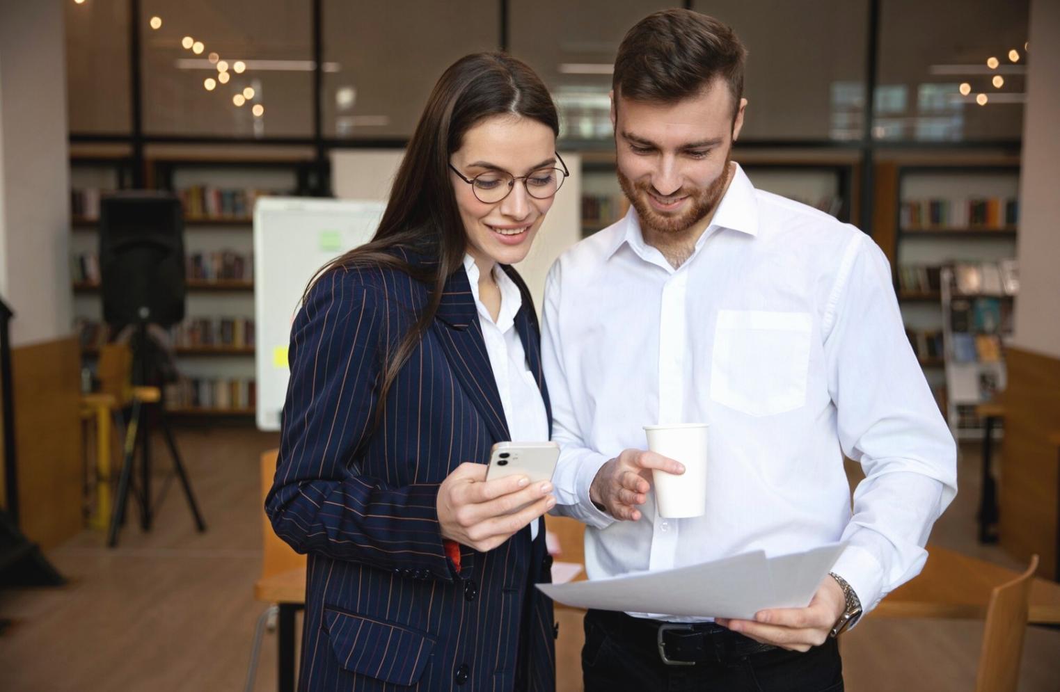 Finanzanalyse Arbeitsplatz mit Dokumenten und Berichten