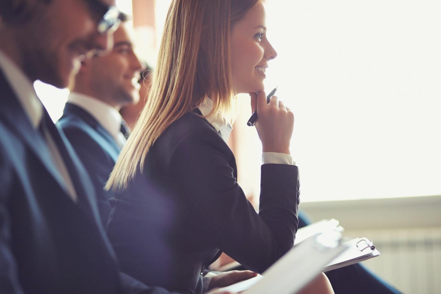 Finanzberichte und Analysedokumente auf Schreibtisch