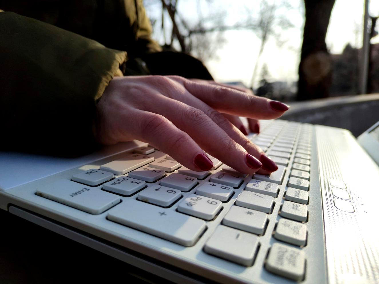 Teilnehmer beim Studieren von Finanzberichten