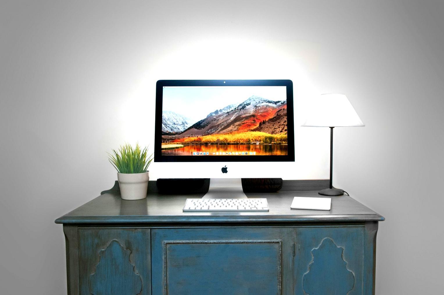 Büroraum mit Analysedaten und Finanzberichten