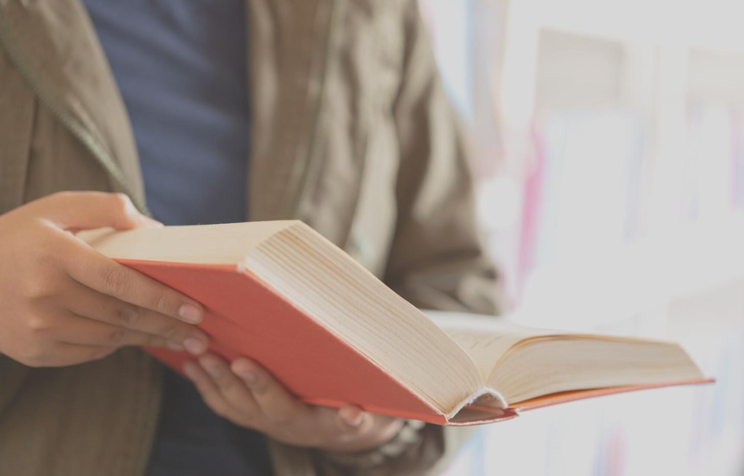 Workspace mit Finanzcharts und Kaffeepause